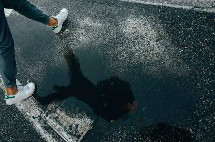雨天街道水洼反射示例