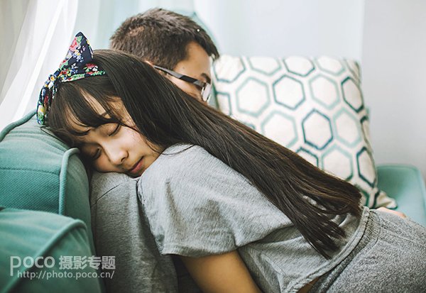 抚摸头发