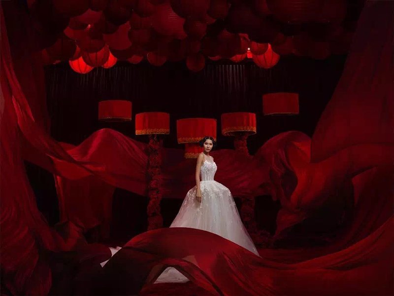 红色绸缎婚纱照