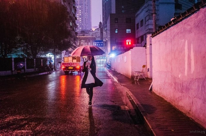 雨中行人示例1