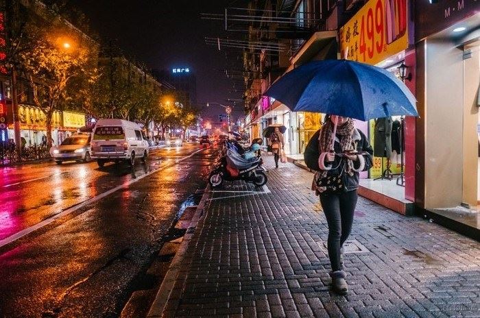 雨中行人示例3