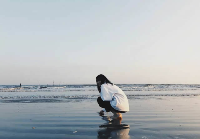 海边蹲下玩水