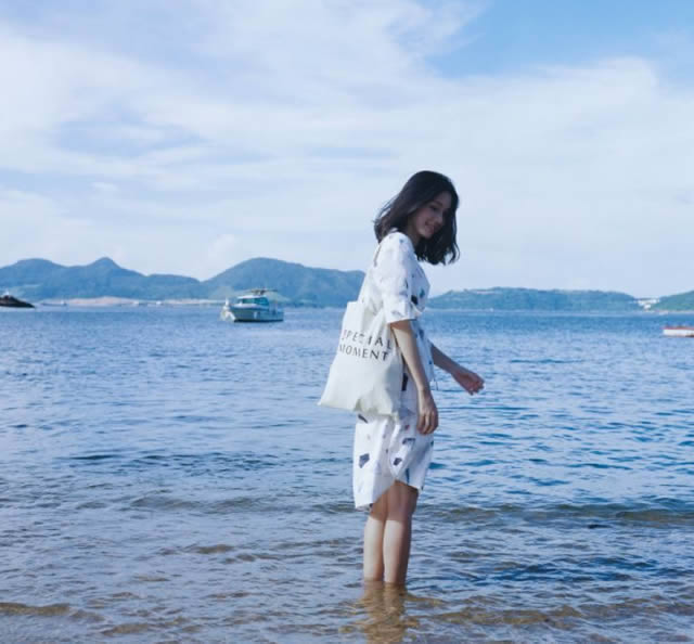 站在水中低头浅笑