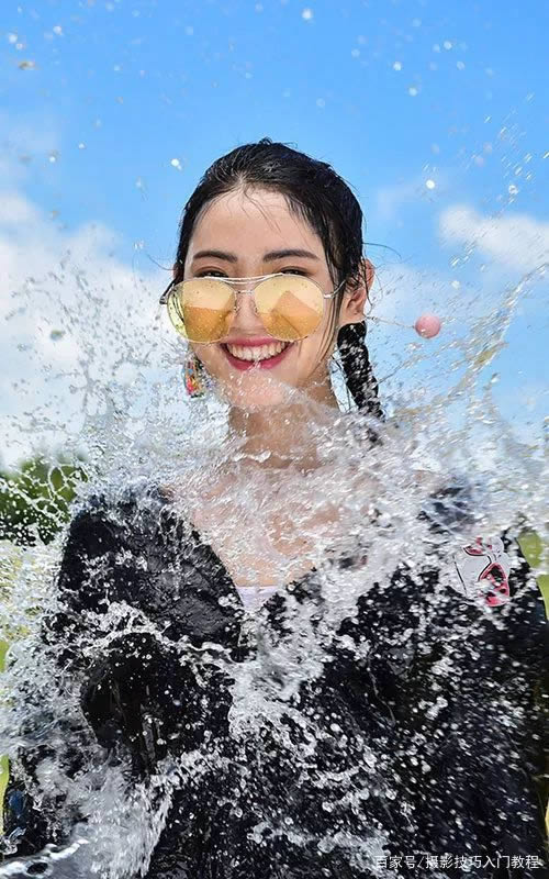 泼水瞬间