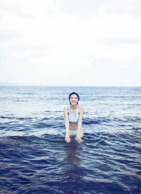 手捧海水抛洒